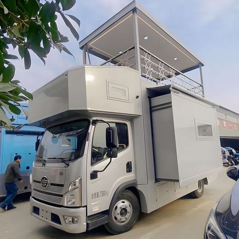 Camions-campeurs avec générateurs intégrés dans le plateau du camion Camions-campeurs avec générateurs intégrés dans le plateau du camion