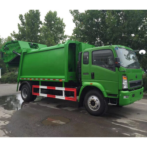 truk sampah yang menghancurkan sampah pekarangan truk sampah bergerak menghancurkan sampah halaman