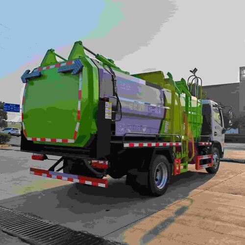 camion à ordures déversant des déchets alimentaires déchets alimentaires hors du camion poubelle électrique