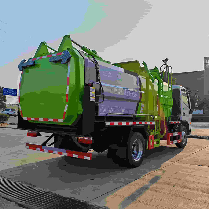 camion à ordures déversant des déchets alimentaires déchets alimentaires hors du camion poubelle électrique