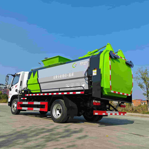 camions à ordures déversant des déchets alimentaires déchets alimentaires hors du camion poubelle électrique