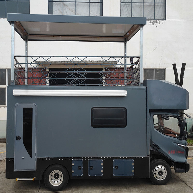 générateur dans la benne du camion Camions-campeurs avec générateurs intégrés dans le plateau du camion