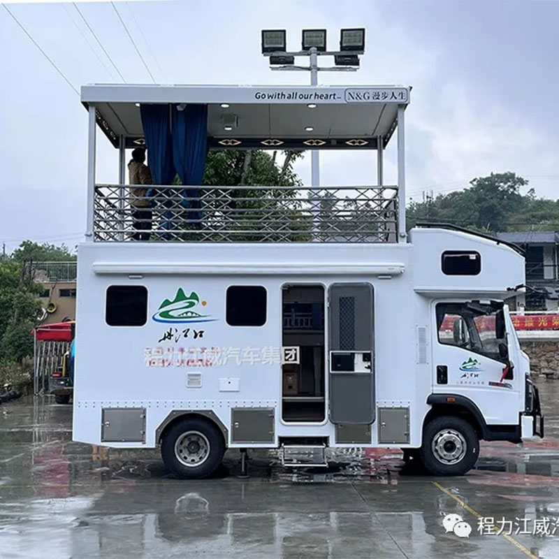 camping-car tout-terrain camping-car personnalisé avec lits superposés garage machines à laver salle de bain canapé