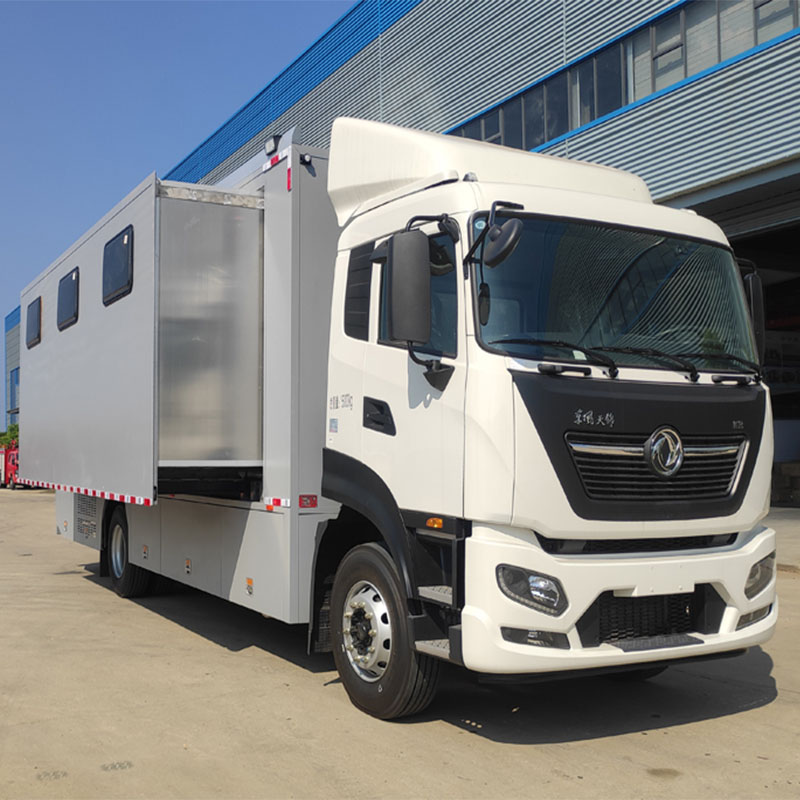 kamyon kasasında dahili jeneratörleri olan karavan kamyonları