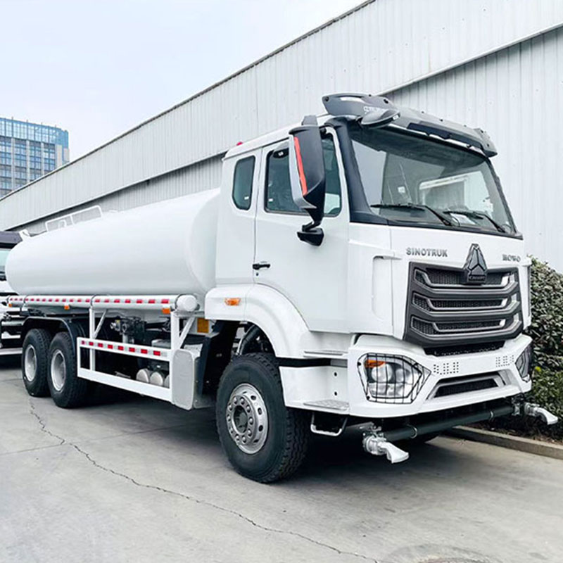 kuorma-auto vedenkeittimellä kuorma-auto, jossa on vettä