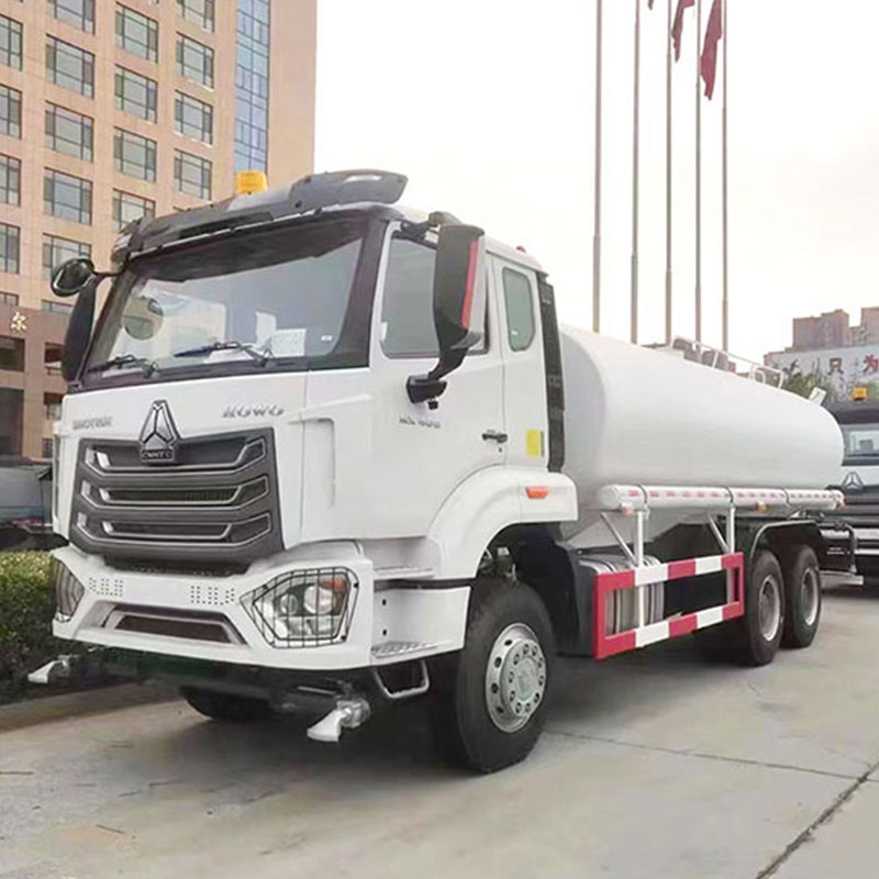 camion avec de l'eau camion avec de l'eau